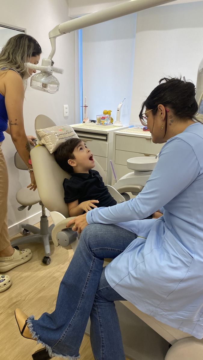 Dra. Danielle atendendo uma criança no consultório